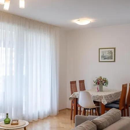 Znjan With Parking Apartman