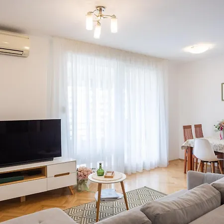 Znjan With Parking Apartament