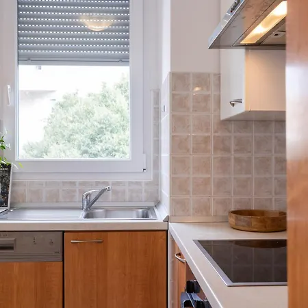 Znjan With Parking سبليت