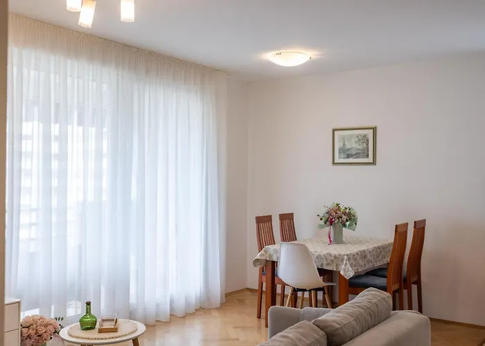 Znjan With Parking Apartman