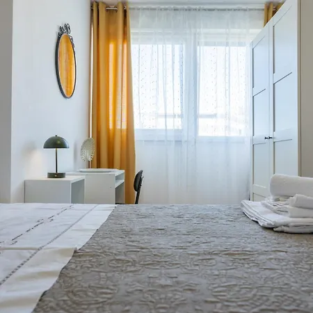 Znjan With Parking Apartmán